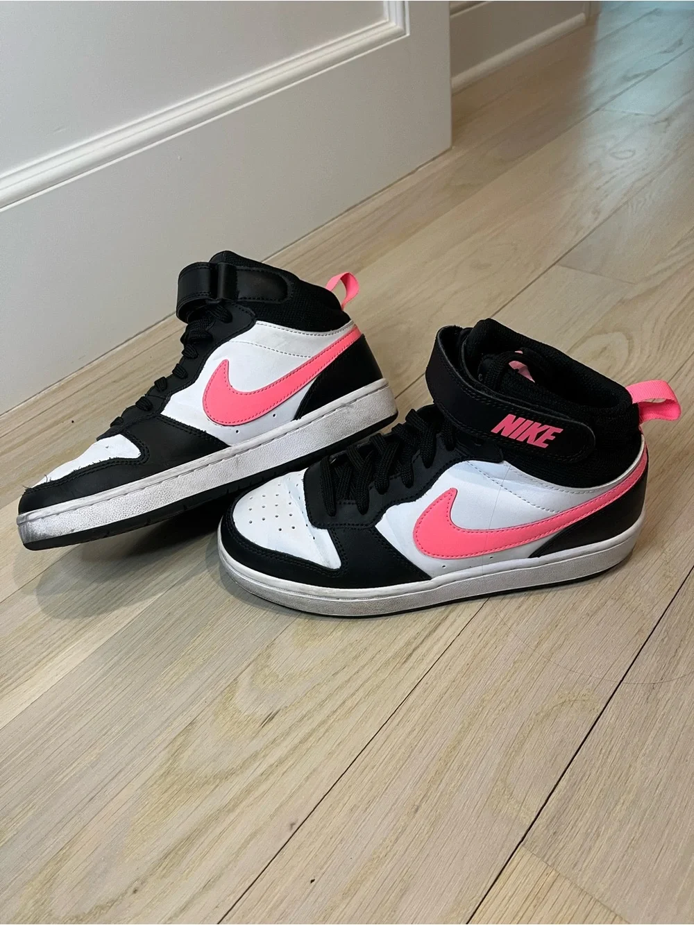 Nike Kids Mid-Top Sneakers in Black, White & Pink